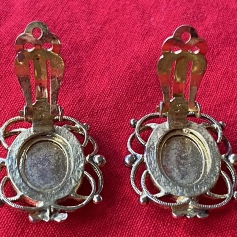 Vintage Whiting & Davis Mother of Pearl clip on earrings - Picture 4 of 4